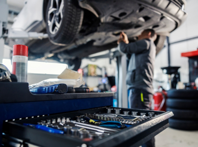 garagiste entrain de réparer une voiture dans l'allier 03