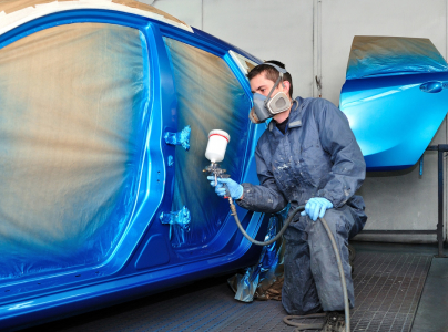 garagiste renault entrain de peindre une clio bleu à huriel 03