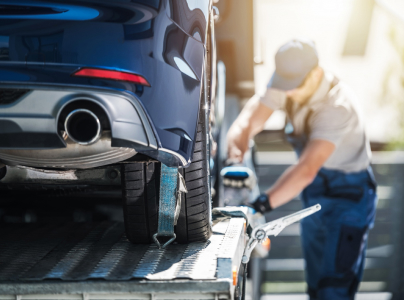 dépanneur renault dans le 03 à huriel entrain de dépanner une voiture avec son camion