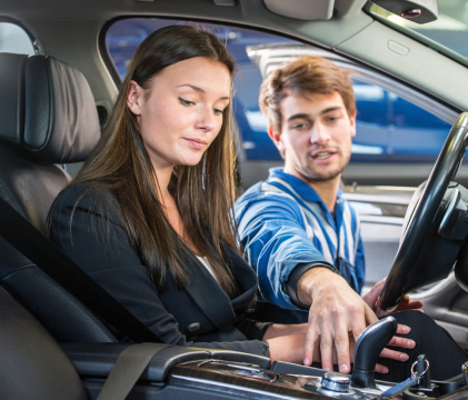 garagiste à huriel dans l'allier 03 entrain de configurez le véhicule de sa cliente